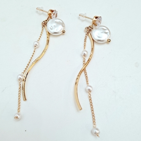 💖 2/$30 Pearl & Gold tone long Rhinestone tassel glam drop cute earrings - Picture 7 of 8
